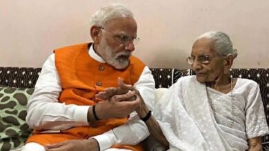 Photo of पीएम मोदी की मां हीराबेन की तबियत स्थिर, छोटे भाई ने दी यह जानकारी