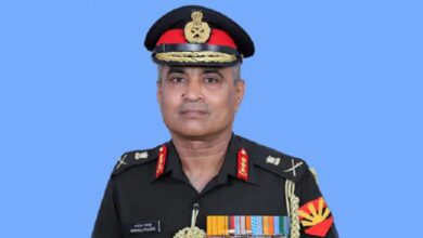 Photo of LAC पर सेना प्रमुख जनरल मनोज पांडे ने सैनिकों से की मुलाकात, बढ़ाया हौसला