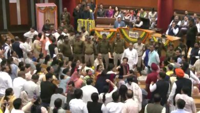 Photo of रात बीती, पर MCD में नहीं ख़तम हुआ हंगामा, सदन कल तक के लिए स्थगित