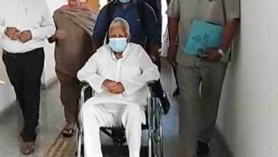 Photo of पत्नी व बेटी संग व्हीलचेयर पर राउज एवेन्यू कोर्ट पहुंचे राजद सुप्रीमो लालू यादव