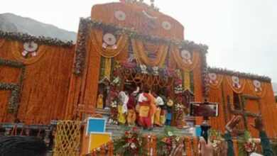 Photo of ब्रहम बेला में श्रद्धालुओं के खुले बद्रीनाथ धाम के कपाट, पहली पूजा PM के नाम