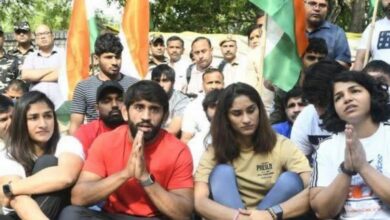 Photo of कहीं बड़ी सियासी लड़ाई में प्यादा न साबित हों- पहलवानों को सताने लगा यह डर