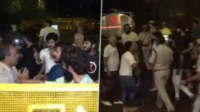 Photo of जंतर मंतर पर हाईवोल्टेज ड्रामा, पहलवानों और दिल्ली पुलिस के बीच तीखी झड़प