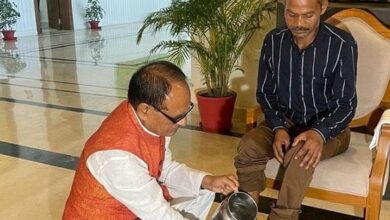 Photo of सीधी पेशाब कांड: पीड़ित का CM शिवराज ने पैर धोकर किया सम्मान, मांगी माफी