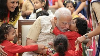 Photo of मोदी जी, हम आपकी वजह से चांद पर पहुंचे, PM बोले- नहीं, हमारे वैज्ञानिकों के नाते  