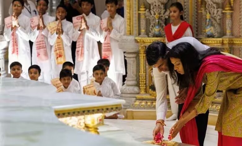 British PM worshiped at Akshardham temple with his wife