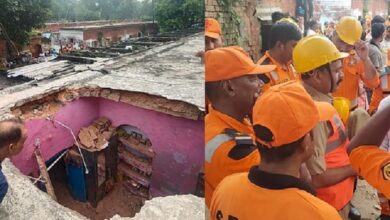 Photo of लखनऊ में बड़ा हादसा, रेलवे कॉलोनी का मकान ढहा; पांच लोगों की दर्दनाक मौत