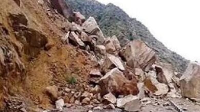 Photo of जम्मू-श्रीनगर NH पर भूस्खलन, बोल्डर से टकरा खाई में गिरा ट्रक; चार की मौत