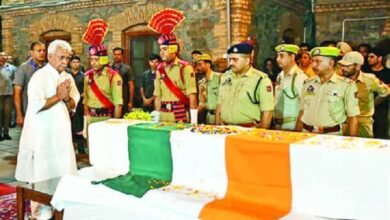 Photo of अनंतनाग: शहीद डीएसपी हुमायूं भट सुपुर्द-ए-खाक, LG मनोज सिन्हा भी दी श्रद्धांजलि