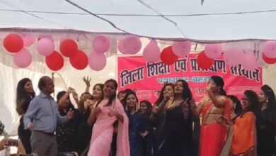 Photo of बहराइच: डायट प्राचार्य का डान्स वीडियो वायरल, महिला प्रशिक्षुओं के साथ जमकर मटकाई कमर