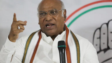 Photo of मल्लिकार्जुन खरगे ने खोया आपा, भरी सभा में बोले- चुप नहीं रह सकते तो गेट आउट