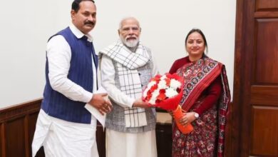 Photo of बसपा सांसद संगीता आजाद ने की PM मोदी से मुलाकात, दलबदल की अटकलें तेज