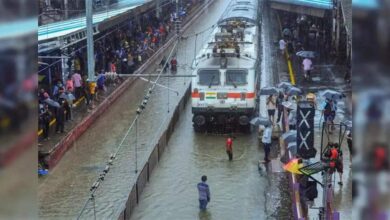 Photo of यात्रीगण कृपया ध्यान दें… तूफान मिचौंग के चलते रेलवे ने इन 15 ट्रेनों को किया रद्द