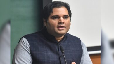 Photo of अमेठी से निर्दलीय प्रत्याशी के रूप में उतर सकते हैं वरुण गांधी, सपा-कांग्रेस करेंगी समर्थन