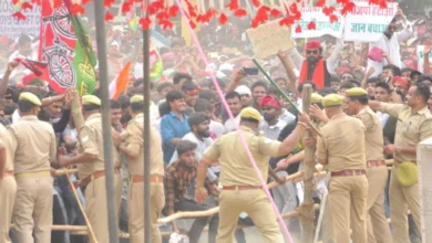 Photo of अखिलेश यादव की सभाओं में अराजकता जारी, तोड़ीं कुर्सियां; पुलिस ने बरसाई लाठियां