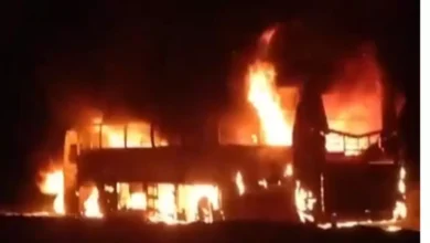 Photo of आंध्र प्रदेश: ट्रक से टक्कर के बाद जलकर खाक हुई बस, भीषण हादसे में 6 लोगों की मौत