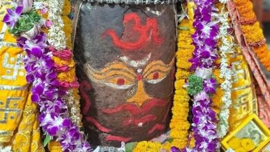 Photo of भस्म आरती में फूलों से सजे बाबा महाकाल, नंदी मंडपम में महा-रुद्राभिषेक अनुष्ठान जारी