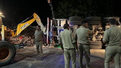 Photo of हरदोई: झोपड़ी पर पलटा बालू भरा ट्रक, एक ही परिवार के आठ लोगों की मौत