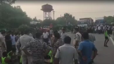 Photo of मुरैना में 14 कावड़ियों को ट्रक ने मारी टक्कर, दो की मौत; गुस्साए लोगों ने हाईवे किया जाम