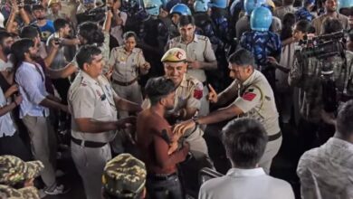 Photo of दिल्ली कोचिंग सेंटर हादसा: छात्र-छात्राओं का गुस्सा फू्टा, मंत्री आतिशी व महापौर को बुलाने पर अड़े रहे