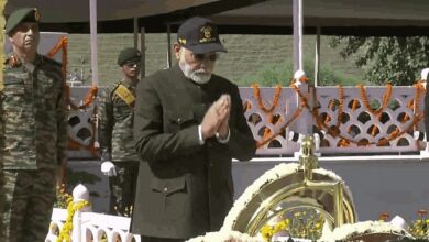 Photo of द्रास में वॉर मेमोरियल पहुंचे पीएम मोदी, कारगिल युद्ध में शहीद हुए जवानों को दी श्रद्धांजलि