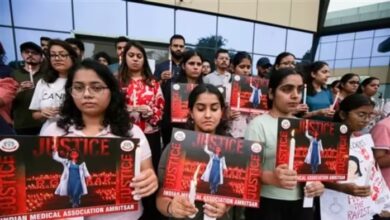 Photo of स्वास्थ्य मंत्रालय के बाहर आज मरीजों का इलाज करेंगे AIIMS के डॉक्टर्स, बंगाल गवर्नर ने बुलाई इमरजेंसी मीटिंग
