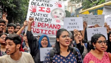 Photo of कोलकाता: ‘हम CM की भूमिका से संतुष्ट नहीं’, कैमरे के सामने रो पड़े पीड़िता के पिता