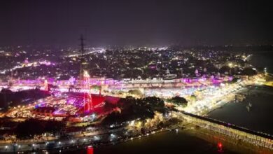Photo of अयोध्या: हजारों दीपमालाओं से जगमग हुए सरयू घाट, धरा से लेकर नभ तक फैली रामनगरी की आभा