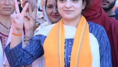 Photo of इकलौती महिला जिसने J&K में लहराया भगवा, बीजेपी को दिलाई जीत; कौन हैं शगुन परिहार
