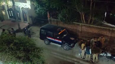 Photo of संभल जाने की तैयारी में सपा नेताओं के घर पुलिस का पहरा, DM ने लखनऊ में ही रोका