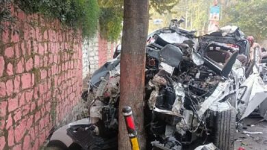 Photo of देहरादून में भीषण हादसा, कंटेनर से टकराने के बाद पेड़ में घुसी कार; छह युवक-युवतियों की मौत