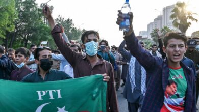 Photo of पाकिस्तान में हिंसक हुआ इमरान खान समर्थकों का मार्च, 4 रेंजर्स को कार से कुचला