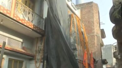 Photo of संभल में मंदिर के पास हटाया जा रहा अवैध निर्माण, मकान मालिक खुद तुड़वा रहे बालकनी