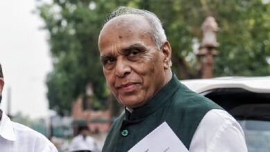 Photo of सरकार-विपक्ष में तनातनी के बीच वक्फ विधेयक में 572 संशोधनों का सुझाव, JPC की बैठक में खंडवार चर्चा