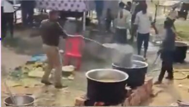 Photo of महाकुंभ मेले में भंडारे के भेाजन में डाली राख, वीड‍ियो वायरल होते ही इंस्पेक्टर पर हुई बड़ी कार्रवाई
