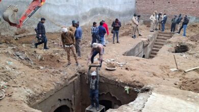 Photo of संभल: बावड़ी से निकली जहरीली गैस, रोकी खोदाई; दिखने लगा दूसरी मंजिल का दरवाजा