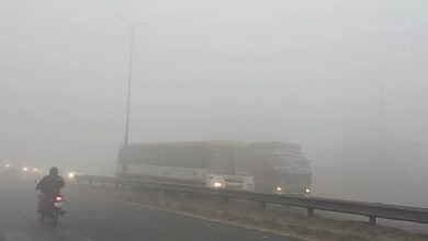 Photo of पूरे यूपी में बिगड़ा मौसम, कहीं कोहरा तो कहीं बारिश का प्रकोप; पारा गिरने से बढ़ेगी गलन
