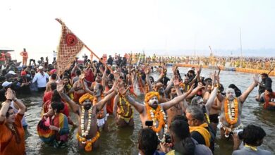 Photo of महाकुंभ: बसंत पंचमी पर अखाड़ों व श्रद्धालुओं का अमृत स्नान जारी, हेलीकॉप्टर से की गई पुष्प वर्षा