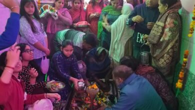 Photo of ‘हर-हर महादेव’ के नारों से गूंजे शिवालय, महाकुंभ से लेकर काशी में उमड़ी भक्तों की भीड़