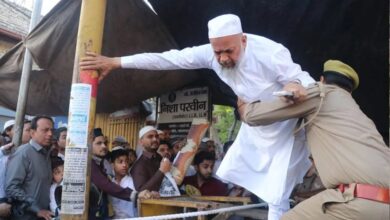 Photo of ईद की नमाज को लेकर बवाल, कहीं पुल‍िस से झड़प तो कहीं बांधी काली पट्टी