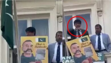 Photo of पाकिस्तान की शर्मनाक हरकत, अभिनंदन की तस्वीर दिखाकर किया ऐसा इशारा