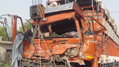 Photo of नींद बनीं जानलेवा, कैंटर व ट्रक की जबरदस्त टक्कर में महिला समेत तीन की मौत