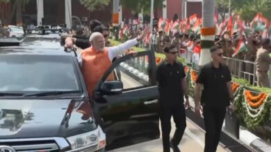 Photo of वडोदरा में PM मोदी का मेगा रोड शो, मंच पर कर्नल सोफिया का परिवार; जोरदार स्वागत