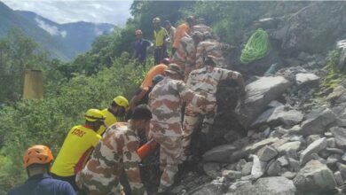 Photo of रुद्रप्रयाग में यात्रियों से भरी बस अलकनंदा नदी में बही, दो की मौत; कई लापता