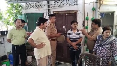 Photo of लखनऊ में सामूहिक आत्महत्या से सनसनी, कपड़ा व्यापारी ने पत्नी-बेटी के साथ जहर खाकर दी जान