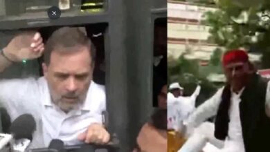 Photo of ‘वोट चोरी’ पर मार्च निकाल रहे राहुल-प्रियंका हिरासत में, बैरिकेडिंग से कूद गए अखिलेश