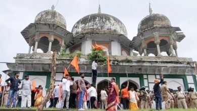 Photo of उप्र: फतेहपुर में मकबरे पर विवाद, मजार और कब्रों में तोड़फोड़; 160 पर केस दर्ज