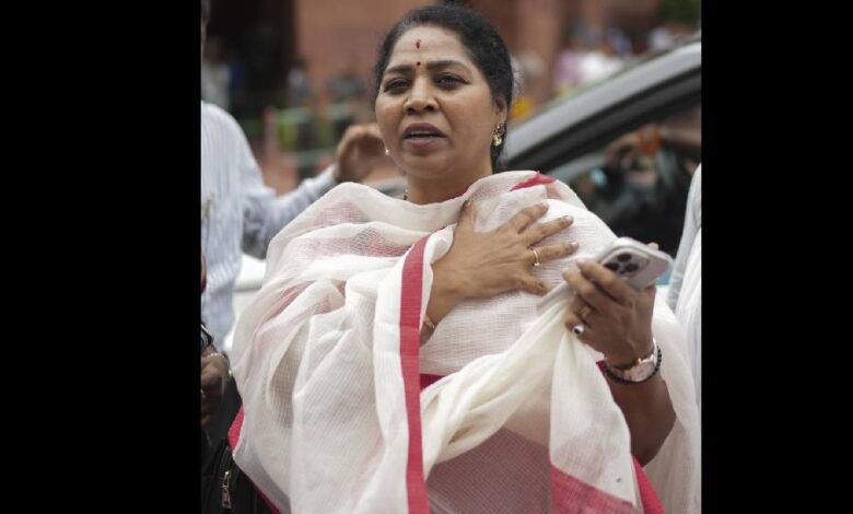 robbing a female MP in Delhi VIP area