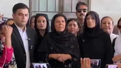 Photo of पूर्व PM इमरान की बहन के मुंह पर मारा अंडा, अदियाला जेल के बाहर हुआ हमला