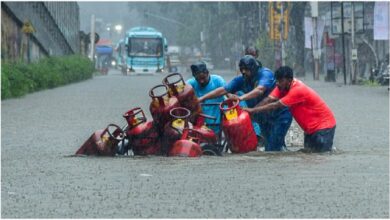 Photo of मुंबई में बारिश फिर मुसीबत बनी, कई इलाकों में जलभराव; बीच रास्ते रुकी मोनोरेल